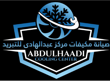 "فني تكييف يقوم بإصلاح مكيف الهواء في منزل حديث."